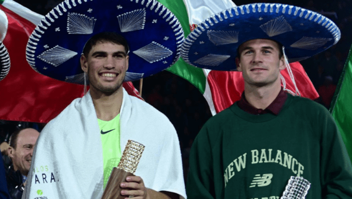 Tenistas Carlos Alcaraz y Tommy Paul juegan partido de exhibición en la Monumental Plaza de Toros México