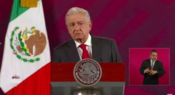 AMLO defendió en cu conferencia de este jueves al gobernador de Nuevo León, pese a que es de otro partido ajeno a la 4T.