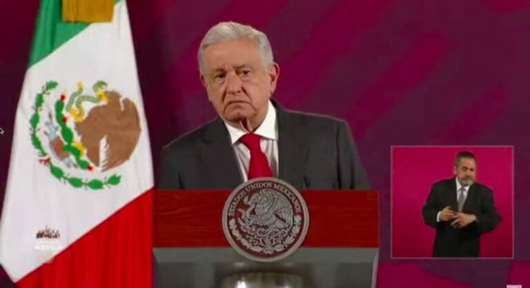 AMLO defendió en cu conferencia de este jueves al gobernador de Nuevo León, pese a que es de otro partido ajeno a la 4T.