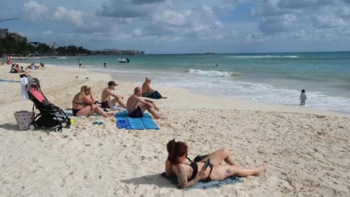Playa del Carmen luce costas impecables y sin sargazo; la gente disfruta de playas limpias