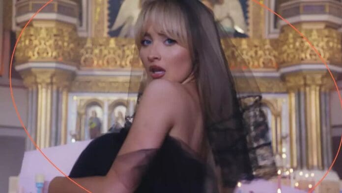 VIDEO: Despiden a sacerdote por permitir que una cantante grabará un video dentro de la iglesia