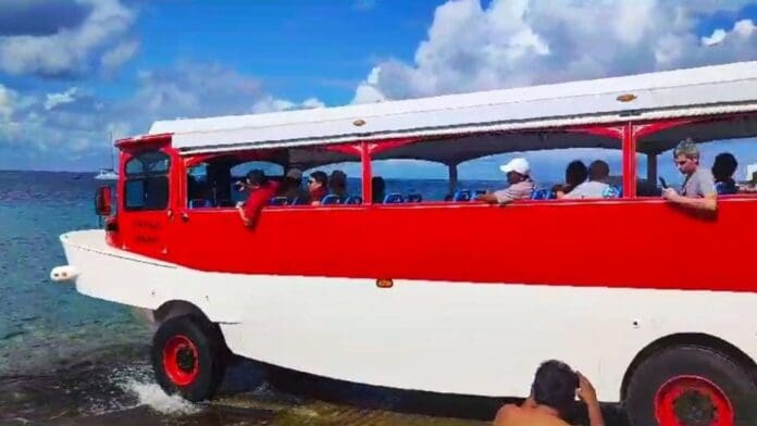 Realizan pruebas con un camión anfibio en Cozumel; vehículo llama la atención de los isleños
