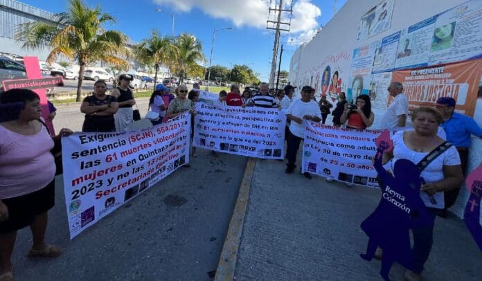 Familiares de víctimas de feminicidio y de desaparecidos se manifestaron este sábado en la Fiscalía de Q. Roo.