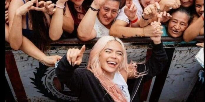 Karol G da conciertos sorpresa a reclusas de centros penitenciarios en Colombia