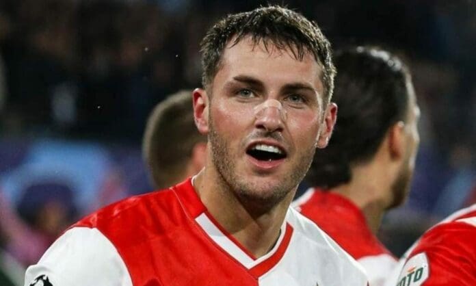 El delantero Santiago Giménez anotó un nuevo triplete con su equipo en la Eredivisie. Ya es el líder de goleo de dicha liga.