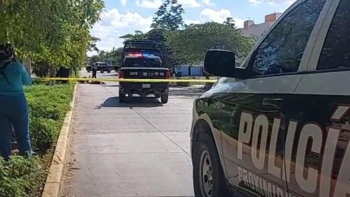 Sujetos emboscan a un motociclista y lo asesinan en calles de la Región 107 de Cancún