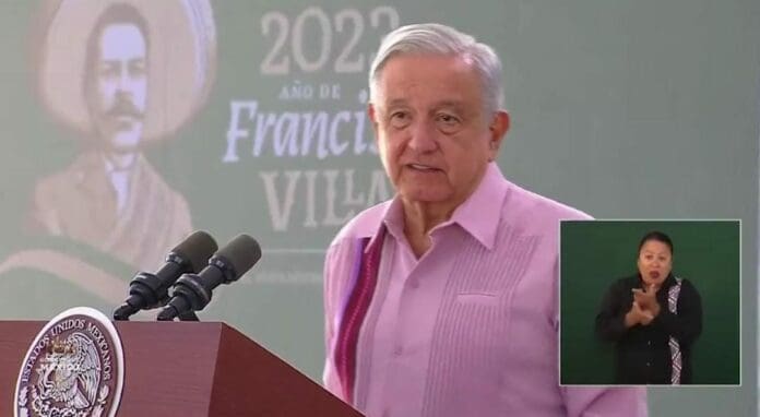 AMLO dijo que la gente que de verdad es de izquierda tiene principios y convicciones, mientras que la de derecha es deshonesta.