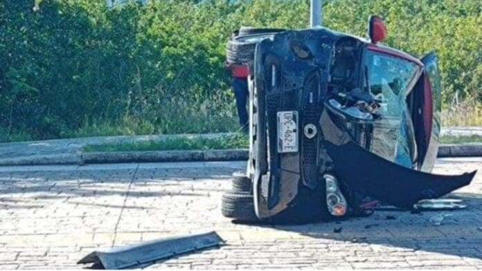Vuelca vehículo en Malecón Tajamar en Cancún; eran al parecer menores jugando arrancones