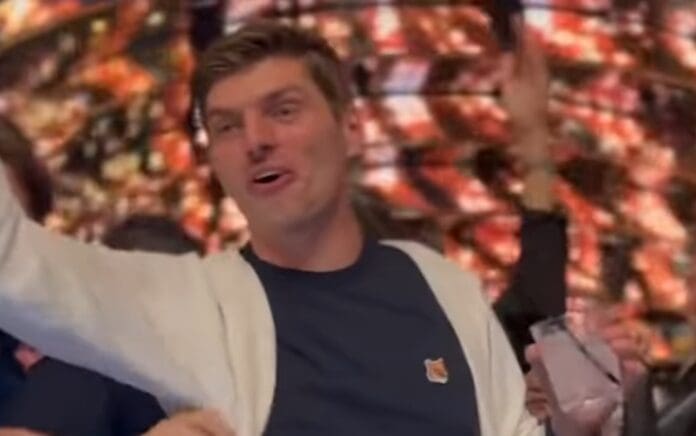 VIDEO: Captan en Las Vegas a Max Verstappen coreando “¡Checo, Checo!”