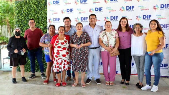 Entrega gobierno de Lili Campos prótesis dentales a pacientes de la tercera edad