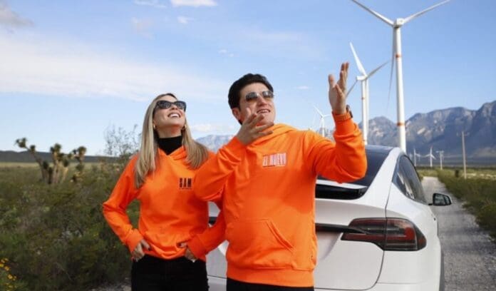 Samuel García y Mariana Rodríguez no saben cómo cargar su Tesla de precampaña