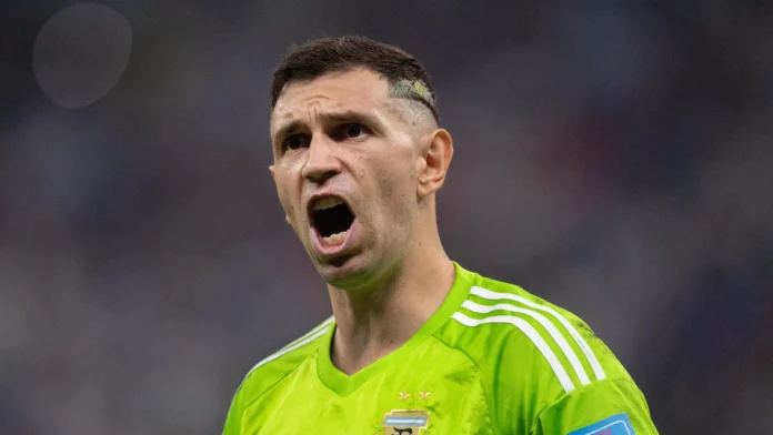 Video: El 'Dibu' Martínez se avienta contra un policía tras el altercado en el Estadio Maracaná