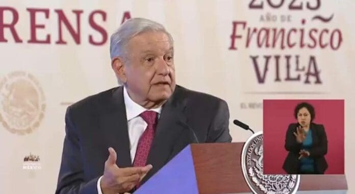 AMLO criticó de nueva cuenta a Javier Milei. Esta vez dijo que se opone a la privatización de la salud y la educación.