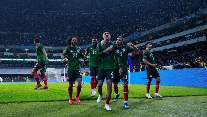México ganó a Honduras en el Azteca, aunque con polémica. El gol fue en tiempo agregado y un penal se repitió tres veces.