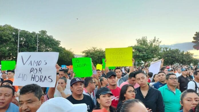 Miles de trabajadores de la CROC protestan en Cancún; exigen jornada laboral de 40 horas
