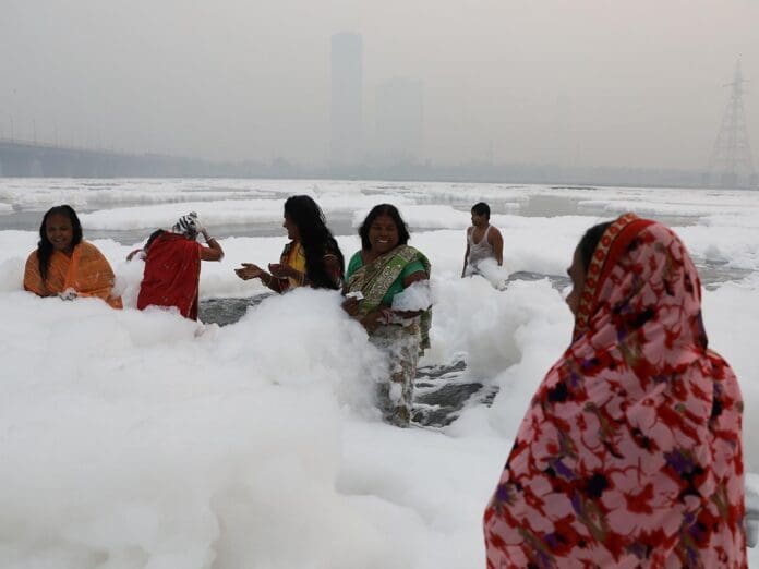 Drones captan nubes de espuma tóxica en la India