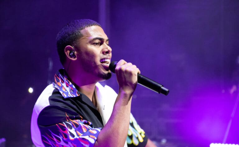 Video: Fan 'toquetea' a cantante puertorriqueño en un concierto y los internautas la tachan de irrespetuosa