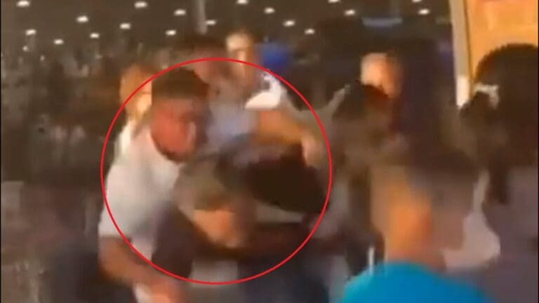 VIDEO: Hombres se agarran a golpes por pasteles fuera del Costco en Puebla