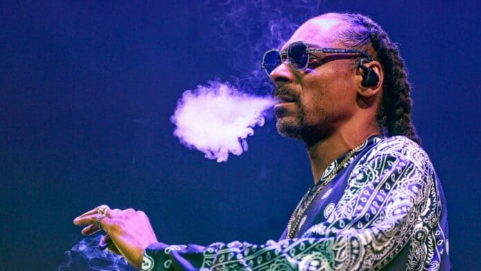 Snoop Dogg no dejará de fumar marihuana, solo era marketing