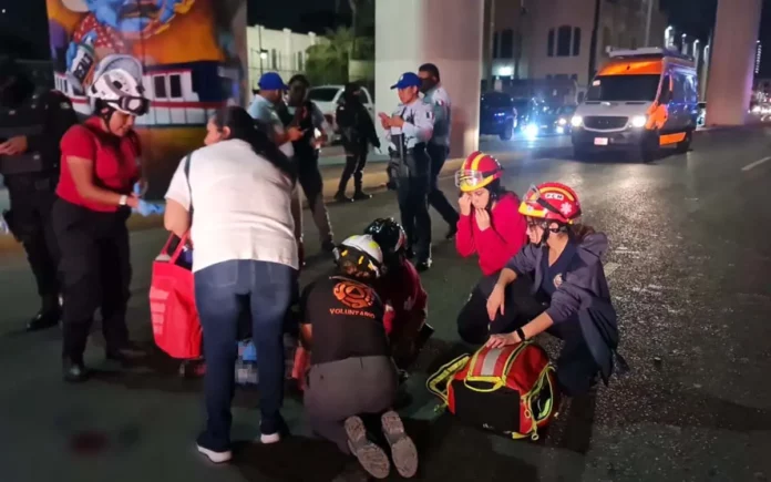 Hombre se arroja con su hijo desde estación elevada del Metro de Monterrey
