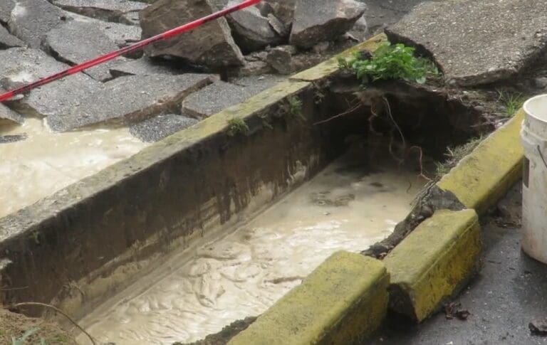 Mujer embarazada cae en socavón en Veracruz; alertan que podría perder el bebé
