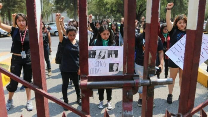 Video: Alumnas del Voca 8 del IPN golpean a docente señalado por acosar y abusar de niñas
