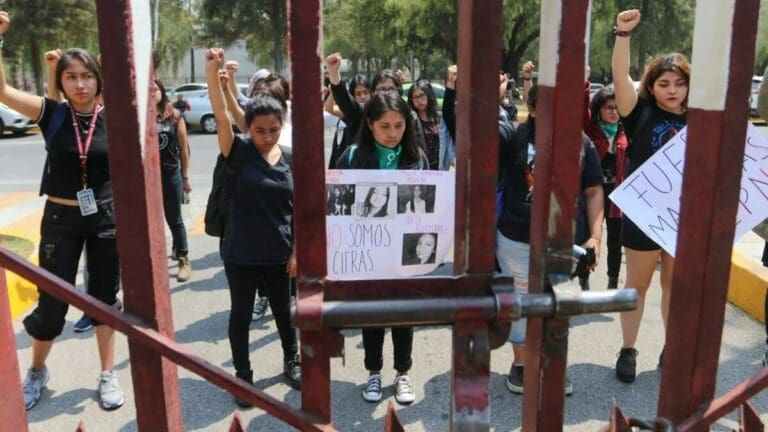 Video: Alumnas del Voca 8 del IPN golpean a docente señalado por acosar y abusar de niñas
