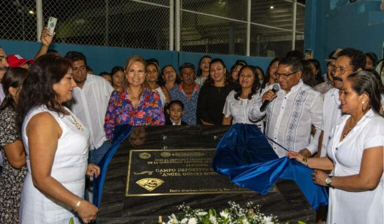 Reconocen a luchador social con placa conmemorativa en estadio de béisbol
