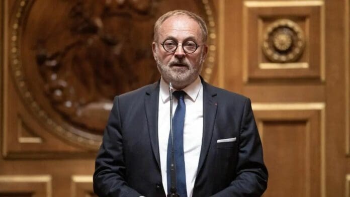 Detienen a senador francés tras ser acusado de drogar a una diputada para intentar violarla