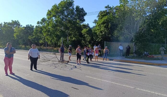 Hartos de las explosiones por una sascabera, vecinos de Kusamil protestan en Cancún