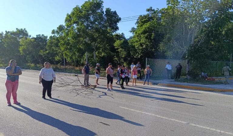 Hartos de las explosiones por una sascabera, vecinos de Kusamil protestan en Cancún