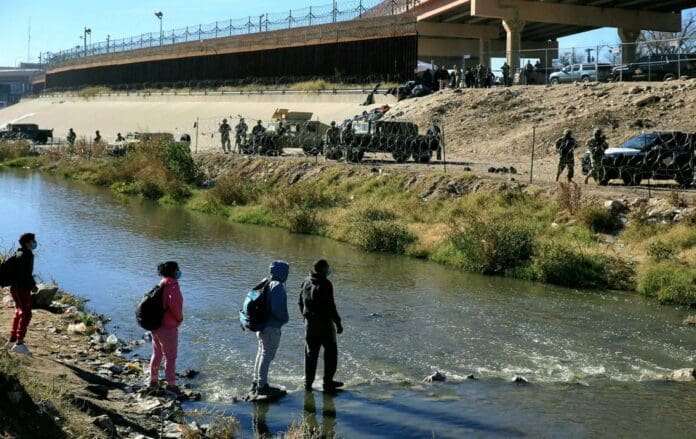 Texas tipifica cruce ilegal como delito estatal para autorizar detención de migrantes
