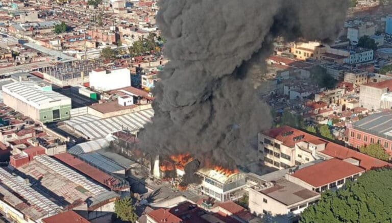 VIDEO Incendio consume bodega de calzado en Tepito, CDMX