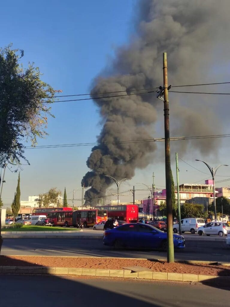 VIDEO: Incendio consume bodega de calzado en Tepito, CDMX
