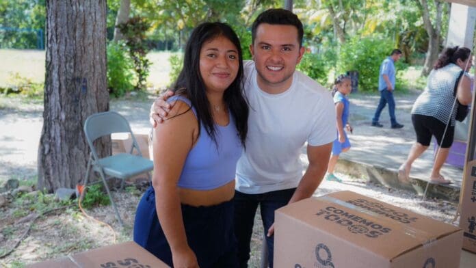 A ras de piso, atiende Pablo Bustamante a mujeres y familias cancunenses