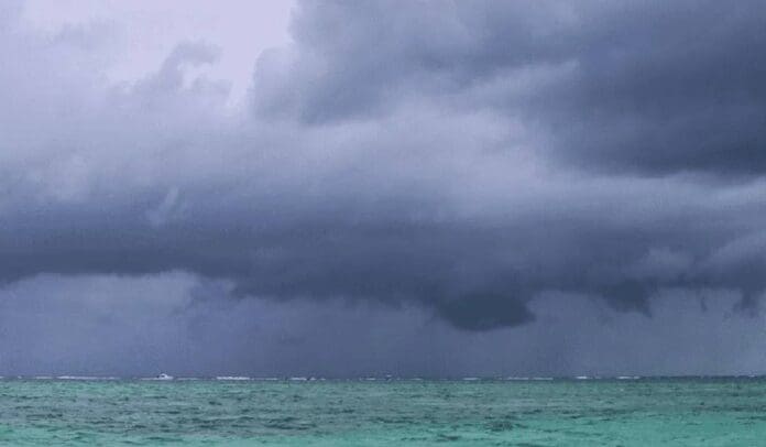 La zona de baja presión que se ubica en el Mar Caribe es monitoreada pues podría evolucionar. Se ubica a 910 km de Quintana Roo.