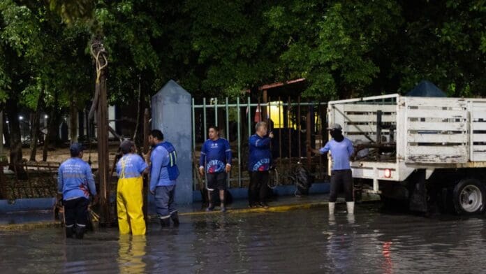 Se pide a la gente de Playa del Carmen que no baje la guardia ante los últimos días de la temporada de huracanes de este año.
