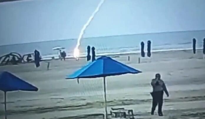 VIDEO: Muere mujer alcanzada por un rayo en playa de Colombia