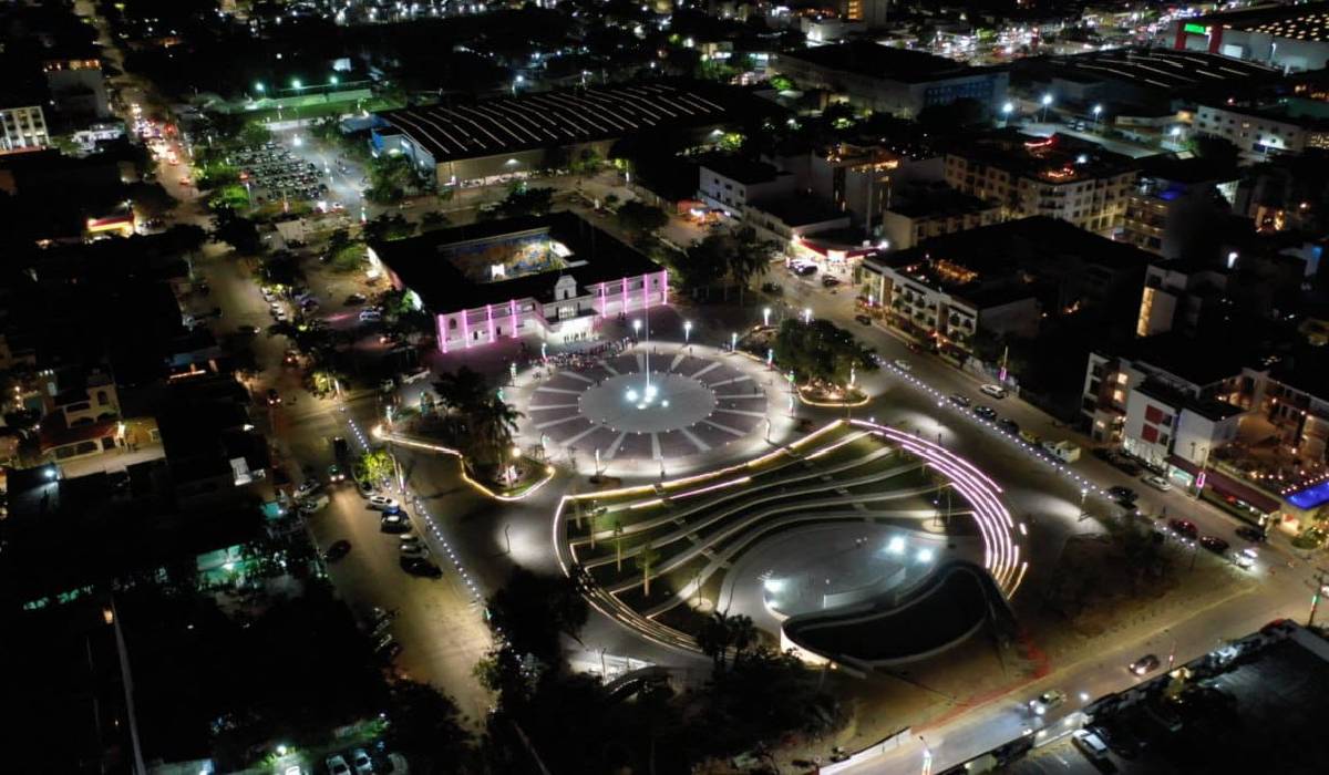 ¡Luce espectacular y renovada! La Plaza 28 de julio, ícono de Playa del Carmen