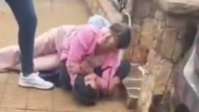 VIDEO: Con patada de karateca, enfermera somete a delincuente y lo entrega a las autoridades