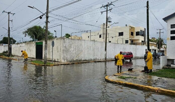 Las lluvias generaron inundaciones y encharcamientos en varias calles de Cancún este martes. La basura tapa las coladeras.