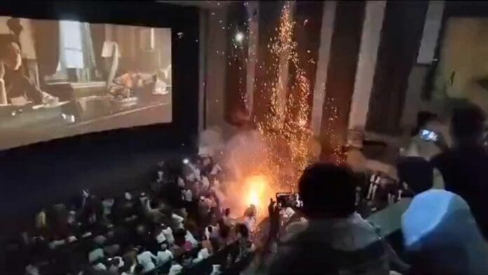 Fuegos artificiales causan estampida humana en un cine de la India