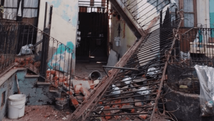 Colapsó una barda en Santa María la Ribera en Cdmx; fueron evacuadas nueve personas