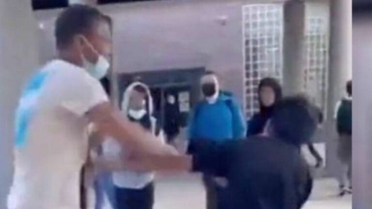 VIDEO: Empleado de secundaria golpea a un estudiante por faltarle el respeto
