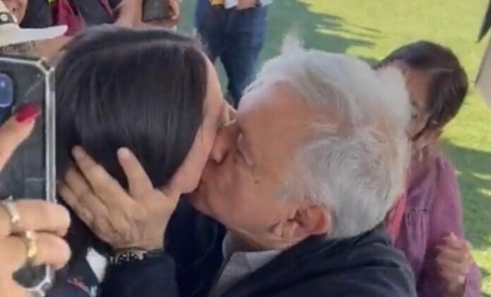 AMLO está envuelto en una nueva polémica. Y es que fue grabado mientras besaba a una joven. Hay quienes aseguran que fue en los labios.