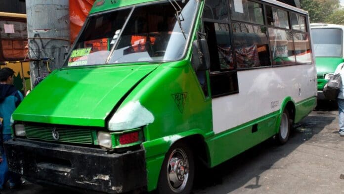 Mecánico muere aplastado en CDMX tras caerle encima un camión que arreglaba