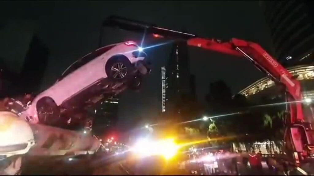 VIDEO Auto pierde el control y termina sobre fuente de Diana Cazadora