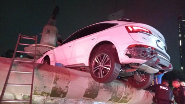 VIDEO Auto pierde el control y termina sobre fuente de Diana Cazadora