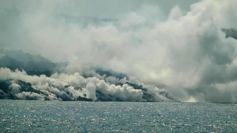 Video: Nueva isla emerge tras espectacular erupción de volcán submarino en la costa de Japón