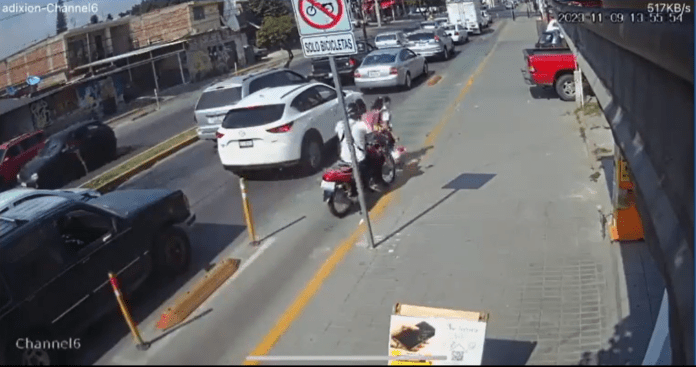 Video: Motociclista atropelló a una niña mientras cruzaba una ciclovía en León, Guanajuato
